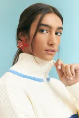 Aros colgantes con forma de flor roja de acrílico con centro dorado.