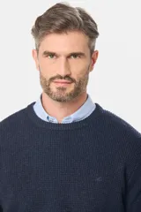 Buzo tejido de punto con escote redondo y textura estructurada. Diseño de manga larga con calce clásico.