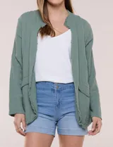 Chaqueta de algodón verde militar, marca Dash, con bolsillos simulados en el frente y terminaciones desflecadas.