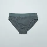 Pack de tres slips de algodón en color verde oscuro, verde y gris claro, con cintura elástica.