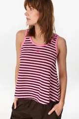 Musculosa a rayas horizontales en tonos rosado y bordó, con diseño acampanado, escote redondo y ribetes en color fucsia. Presenta un pequeño bordado en el centro del pecho.