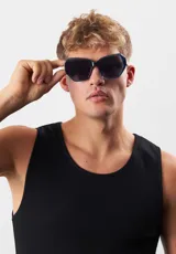 Lentes de sol Eco Shades modelo Lucia, con montura angular color azul y lentes grises. Fabricados con materiales reciclados.