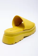 Sandalia color beige con tira ancha sobre el empeine y plataforma de 5 cm de alto.