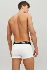 Pack de tres boxers tipo trunk blancos con ajuste ceñido y cintura elástica negra con logo Jack & Jones en blanco.