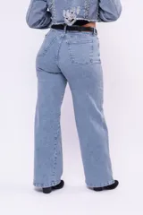 Pantalón de jean corte recto, de tiro medio, con diseño clásico de cinco bolsillos, cierre frontal con cremallera y botón metálico.
