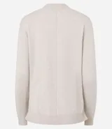 Suéter de punto color bordó, con cuello alto, mangas largas y detalle de costura vertical en relieve en el centro del frente.