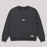 Buzo de algodón color negro, con cuello redondo, mangas largas y puños acanalados. Presenta un pequeño logo ovalado en el centro del pecho y una etiqueta pequeña en el ruedo.