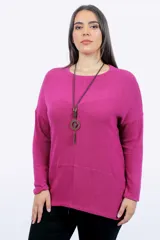 Buzo tejido fino color fucsia, de corte holgado y mangas largas.