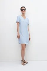 Vestido celeste de lino con corte recto, mangas cortas y cuello redondo.