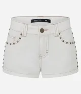Short de sarga color blanco roto, modelo micro, con trabillas en la cintura, cierre tradicional, bolsillos y tachuelas aplicadas desde los bolsillos hasta los laterales. Presenta costura aparente en contraste.