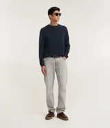 Suéter de punto para hombre, color celeste, con textura acanalada horizontal, cuello redondo y mangas largas con puños ajustados.