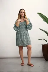 Vestido corto con estampado animal print en tonos verde y blanco, escote en V y mangas 3/4 acampanadas.