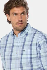 Camisa de manga larga con estampado a cuadros, corte regular y logo bordado.