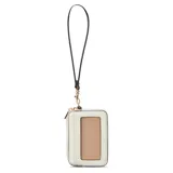 Billetera Guess modelo Elliot de color blanco crema, fabricada en material sintético con textura en relieve y monograma de la marca. Cuenta con cierre de cremallera, ranuras externas para tarjetas, aplique metálico con el nombre de la marca en el frente y una correa de mano desmontable.