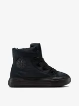 Bota de caña alta Converse estilo puffer, confeccionada en poliéster aislante y repelente al agua. Presenta diseño acolchado, cordones gruesos al tono y suela de goma reforzada. Incluye el parche clásico de la marca en el lateral.