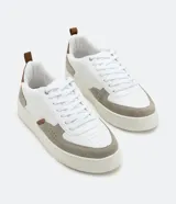 Championes casuales de material sintético blanco con detalles en gamuza gris y marrón.