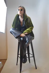 Campera verde aceituna de terciopelo con cierre frontal, cuello alto y puños elásticos.