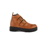 Bota de caña baja confeccionada en cuero vacuno encerado color terracota, con suela track negra y doble tira con hebillas metálicas en el empeine.