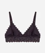 Soutien tipo bralette confeccionado en encaje con diseño floral, escote en V, breteles finos ajustables y copa desmontable. Presenta un pequeño detalle metálico en el centro del escote.