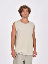 Musculosa negra de corte ancho y sin mangas, con cuello redondo.