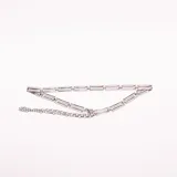 Cinturón plateado compuesto por eslabones rectangulares metálicos y una cadena delgada colgante.