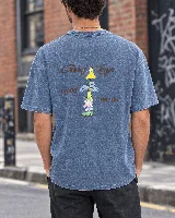 Remera de algodón peinado color azul con efecto acid wash, corte recto y mangas cortas. Presenta un estampado en la espalda con diseño ilustrado y la frase "Good Trips, Good Friends".