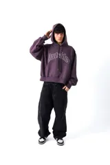 Hoodie color vino con capucha y bolsillo canguro frontal. Presenta un estampado en el pecho con la palabra "Outsider" en tipografía universitaria blanca con borde.