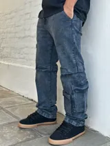 Pantalón jean azul con efecto lavado, corte recto y bolsillos cargo laterales.
