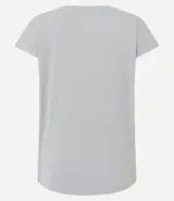 Remera deportiva de microfibra texturizada, con cuello redondo y mangas cortas. Presenta un diseño liso con recortes laterales que favorecen la ventilación.