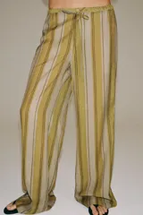 Pantalón ZARA Woman Collection confeccionado en mezcla de lyocell, con diseño de rayas verticales en tonos verde oliva y beige. Presenta tiro medio, cintura ajustable con cordón y perneras rectas.
