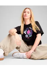 Remera Puma Graphics Relaxed Fruity Tee de corte holgado color blanco con estampa frontal colorida de frutas y logo de la marca.