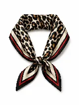 Pañuelo cuadrado de satén con estampado de leopardo en el centro y bordes decorados con franjas negras y rojas.