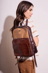 Mochila marrón con estampado de piel de cocodrilo, con cierre superior y bolsillo frontal con cierre.