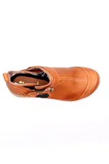 Botin de cuero negro con suela de goma tipo burbuja, diseño clásico con hebilla metálica lateral y elásticos para mayor ajuste.