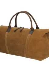Bolso de viaje de gamuza marrón, con asas cortas de cuero liso, cierre superior con cremallera y detalles de refuerzo vertical.