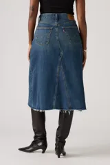 Falda midi de jean azul con corte en A, tiro alto, cierre frontal con botones y ruedo desflecado.