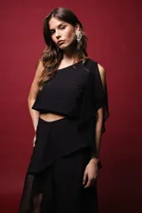 Top negro asimétrico con un hombro descubierto y manga con volado de red.