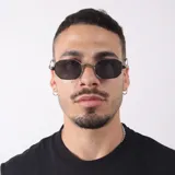 Lentes de sol con armazón metálico negro y cristales oscuros de forma hexagonal. Cuentan con protección UV400 y diseño moderno.