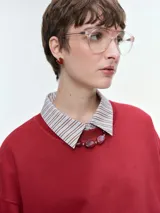 Buzo oversize de corte amplio y relajado, color rojo, con cuello redondo acanalado, mangas anchas y bajo regulable mediante elásticos.