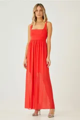 Vestido largo color rojo, con breteles finos y escote cuadrado.