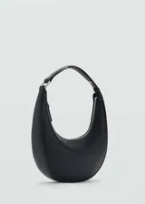 Bolso de hombro con diseño en forma de media luna, confeccionado en material efecto piel con cierre de cremallera superior y forro interior.
