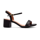 Sandalia de cuero sintético color negro, con tira delgada sobre los dedos y tobillo con hebilla dorada. Tiene taco cuadrado y suela de goma.