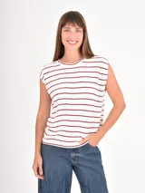 Remera sin mangas de corte holgado, con cuello redondo y diseño a rayas horizontales en color granate sobre fondo blanco.