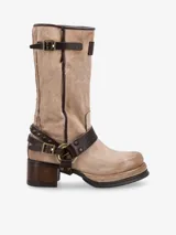 Botas de cuero color beige con detalles en marrón, caña media, hebillas y tachas.