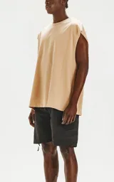 Remerón sin mangas color beige, con cuello redondo y corte extra oversize con hombros caídos.