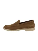 Mocasín de cuero gamuzado color marrón para hombre, con suela de goma blanca y punta redonda.