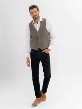 Chaleco de paño con escote en V, cierre frontal con botones y bolsillos tipo ojal. Presenta un diseño clásico de corte regular.