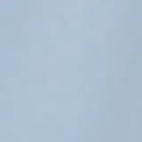 Remera celeste de algodón con estampa frontal de un pingüino blanco dentro de un rectángulo con fondo verde y texto "Original Penguin".