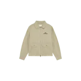 Campera beige con patrón a cuadros finos oscuros, cuello camisero, cierre frontal de cremallera bidireccional y bolsillos frontales con solapa y botón. Cuenta con bordado de la marca en el pecho.