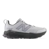 Championes de trail running New Balance modelo Garoé V2, color gris claro con entresuela oscura y suela AT Tread con tecnología Fresh Foam X.